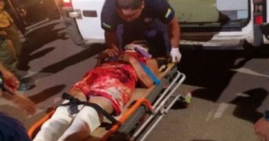 Equipe do Samu fazendo atendimento a vítima do atropelamento.