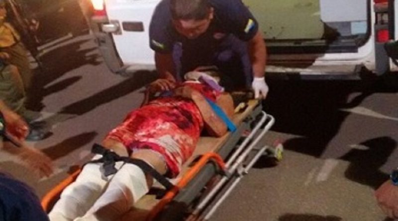 Equipe do Samu fazendo atendimento a vítima do atropelamento.