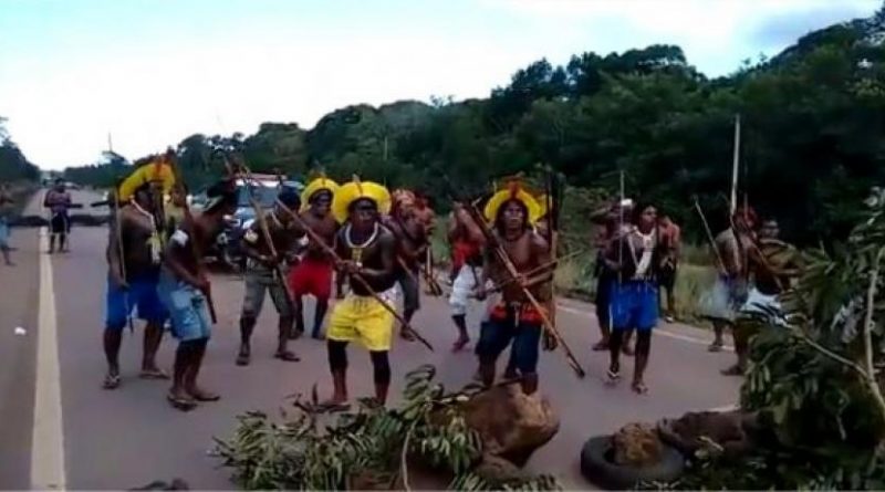 (Foto -Indígenas fecharam rodovia -Bbr-163 em Novo Progresso, arquivo Jornal Folha do Progresso)