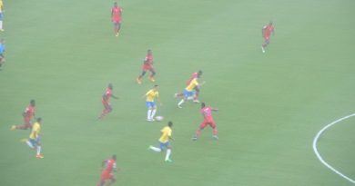 Jonas recua para lançar Coutinho pelo meio. Elias e Renato Augusto se aproximam (Foto: Felipe Schmidt)