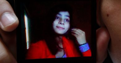 Mãe queimou filha Zeenat Bibi viva por se casar sem permissão no Paquistão (Foto: K.M. Chaudary/AP)