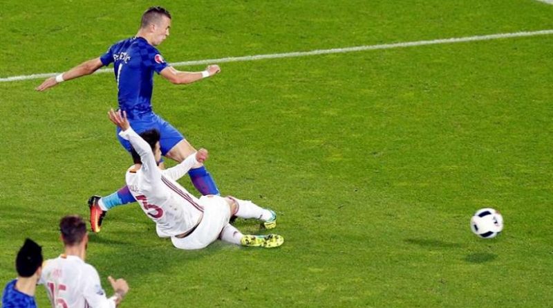 Perisic marca o gol da virada da Croácia
Foto: EFE