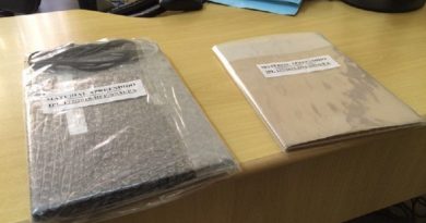 Foram apreendidos vários documentos e ainda um computador (Foto: Adonias Silva/G1)