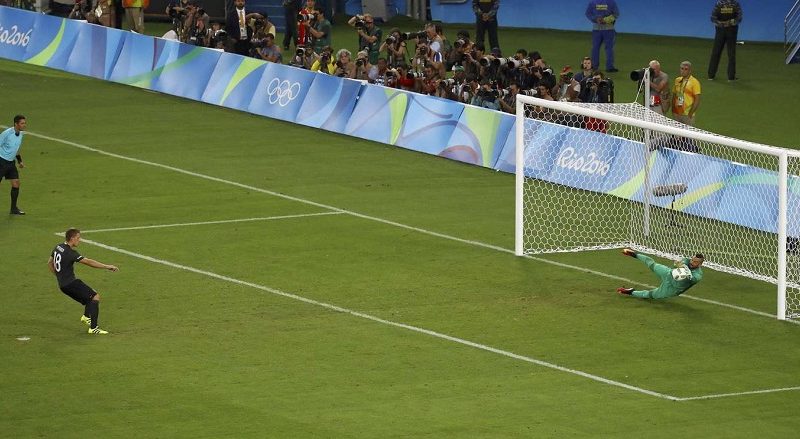 2016 Rio Olympics - Soccer - Final - Men's Football Tournament Gold Medal Match Brazil vs Germany - Maracana - Rio de Janeiro, Brazil - 20/08/2016. Goalkeeper Weverton (BRA) of Brazil saves a penalty shot by Nils Petersen (GER) of Germany. REUTERS/Leonhard Foeger TPX IMAGES OF THE DAY FOR EDITORIAL USE ONLY. NOT FOR SALE FOR MARKETING OR ADVERTISING CAMPAIGNS. - RTX2MD3T