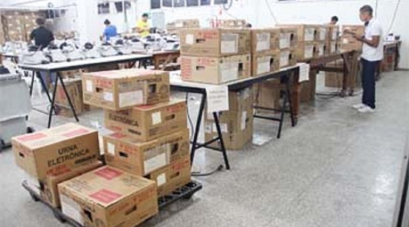 Urnas-eletrônicas-sendo-preparadas-e-enviadas-aos-municípios