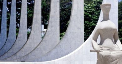estatua-simbolizando-a-justica-em-frente-a-sede-do-supremo-tribunal-federal-stf-na-praca-dos-tres-poderes-em-brasilia-df-1385554192928_615x300
