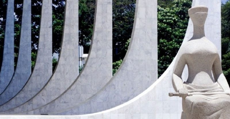 estatua-simbolizando-a-justica-em-frente-a-sede-do-supremo-tribunal-federal-stf-na-praca-dos-tres-poderes-em-brasilia-df-1385554192928_615x300