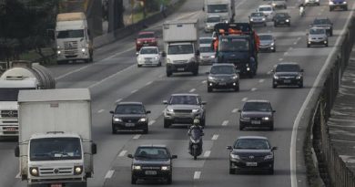 27 07 2016 SAO PAULO SP CIDADE LEI FAROL ESTRADAS Mesmo apos nova lei que exige que carros andem com o farol ligado nas estradas e rodovias durante o dia comecar a ser aplicada, sinalizacao orientando os motoristas ainda nao existe. Na foto .FOTO GABRIELA BILO / ESTADAO
