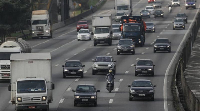 27 07 2016 SAO PAULO SP CIDADE LEI FAROL ESTRADAS Mesmo apos nova lei que exige que carros andem com o farol ligado nas estradas e rodovias durante o dia comecar a ser aplicada, sinalizacao orientando os motoristas ainda nao existe. Na foto .FOTO GABRIELA BILO / ESTADAO