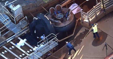 Serviço de emergência foi acionado no parque Dreamworld, em Coomera, no leste da Austrália, após acidente deixar quatro mortos na terça-feira (25) (Foto: Dan Peled/AAP via AP)