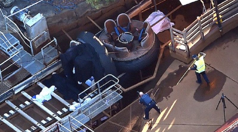 Serviço de emergência foi acionado no parque Dreamworld, em Coomera, no leste da Austrália, após acidente deixar quatro mortos na terça-feira (25) (Foto: Dan Peled/AAP via AP)