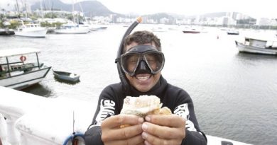 adriano-souza-conseguiu-achar-r-100-ontem-no-mar-da-urca-a-maioria-das-cedulas-ja-esta-rasgada-e-deteriorada