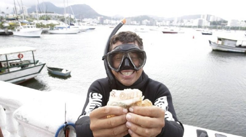 adriano-souza-conseguiu-achar-r-100-ontem-no-mar-da-urca-a-maioria-das-cedulas-ja-esta-rasgada-e-deteriorada