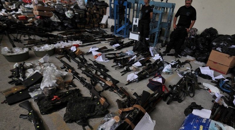 Rio de Janeiro - Polícia mostra drogas, armas e munições apreendidas no Complexo do Alemão