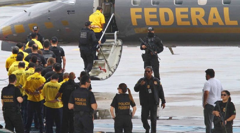 AM - TRANSFERÊNCIA-17-PRESOS-COMPAJ - GERAL - Dezessete presos do Complexo Penitenciário Anísio Jobim (Compaj) embarcam no Aeroporto internacional Eduardo Gomes, em Manaus (AM), na tarde desta quarta-feira (11). Os presos são suspeitos de comandarem o massacre que matou 60 presos e estão sendo transferidos para as Penitenciárias Federais de Mossoró, no Rio Grande do Norte, e de Campo Grande (MS). Alguns parentes acompanharam emocionados a transferência de seus familiares. 11/01/2017 - Foto: EDMAR BARROS/FUTURA PRESS/FUTURA PRESS/PAGOS