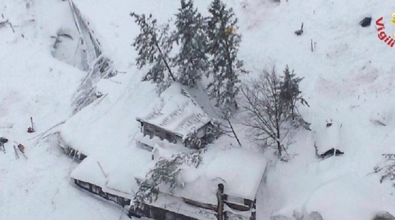imagem-aerea-mostra-hotel-na-regiao-de-farindola-soterrado-por-neve-na-italia-apos-avalanche-causada-por-terremotos-1484819165705_615x470