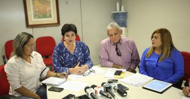 A Secretaria de Saúde do Estado do Pará (Sespa) informou em entrevista coletiva em sua sede, na tarde desta quarta-feira (22), que um Plano de Contingêcia na região Oeste do Pará está em andamento após a confirmação de um caso de febre amarela em Rurópolis. Na foto, a secretária adjunta da Sespa, Luiza Guimarães (c), e o diretor do Departamento de Controle de Endemias da Sespa, Bernardo Cardoso (d). 

FOTO: THIAGO GOMES / AG. PARÁ
DATA: 22.02.2017
BELÉM - PARÁ