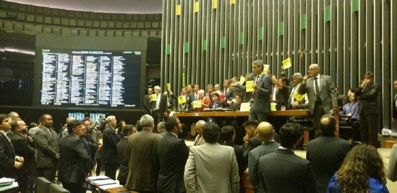 24mai2017---protesto-contra-o-presidente-michel-temer-no-plenario-da-camara-1495651355985_615x300