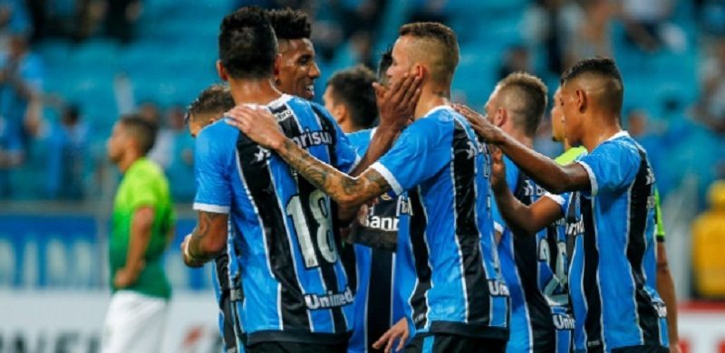 jogadores-do-gremio-comemoram-gol-diante-do-zamora-na-libertadores-2017-1495764736384_615x300