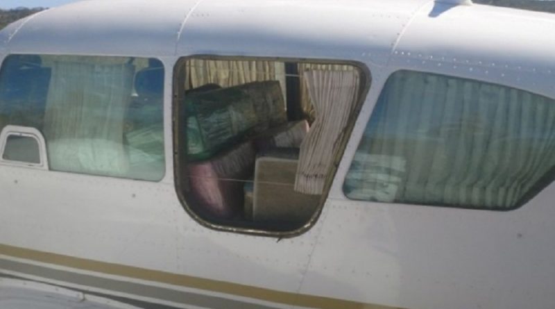 Droga estava escondida em avião bimotor (Foto: Divulgação/PM)