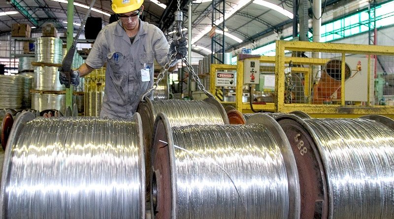 O Pará foi o estado da região Norte que mais gerou postos de trabalho no setor industrial em maio de 2014. Os dados são de uma pesquisa do Departamento Intersindical de Estatísticas e Estudos Socioeconômicos (Dieese), divulgado nesta segunda-feira, 14. De acordo com o relatório, baseado em levantamentos do Cadastro Geral de Empregados e Desempregados (Caged), do Ministério do Trabalho, neste período o setor da indústria de transformação em todo o Pará gerou 3.458 admissões contra 3.442 desligamentos, apresentando um saldo positivo de 16 postos de trabalho.
FOTO: CLÁUDIO SANTOS/ AG. PARÁ