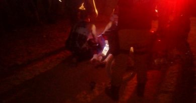 Homens da Força Nacional tentam socorrer vitima . assassinada com dois tiros.