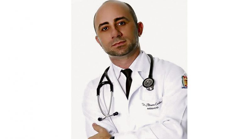 Médico foi levado para fazer exame de corpo de delito antes de ser encaminhado à Central de Triagem da penitenciária (Foto: Reprodução/TV Tapajós)