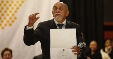 O Tribunal Regional Eleitoral (TRE) realizou na manhã desta sexta-feira, 19, a diplomação dos 61 candidatos eleitos no Estado. Na cerimônia, realizada no centro de convenções da Universidade Federal do Pará (UFPA), 41 deputados estaduais, 17 deputados federais, além do senador Paulo Rocha, do vice-governador Zequinha Marinho e do governador Simão Jatene (foto), receberam o documento das mãos do desembargador Leonardo Noronha.

FOTO: SIDNEY OLIVEIRA/ AG. PARÁ
DATA: 19.12.2014
BELÉM - PARÁ