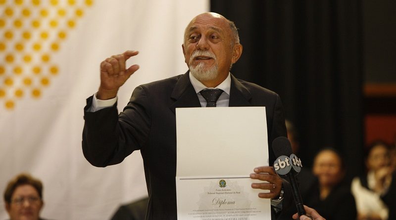 O Tribunal Regional Eleitoral (TRE) realizou na manhã desta sexta-feira, 19, a diplomação dos 61 candidatos eleitos no Estado. Na cerimônia, realizada no centro de convenções da Universidade Federal do Pará (UFPA), 41 deputados estaduais, 17 deputados federais, além do senador Paulo Rocha, do vice-governador Zequinha Marinho e do governador Simão Jatene (foto), receberam o documento das mãos do desembargador Leonardo Noronha.
FOTO: SIDNEY OLIVEIRA/ AG. PARÁ
DATA: 19.12.2014
BELÉM - PARÁ