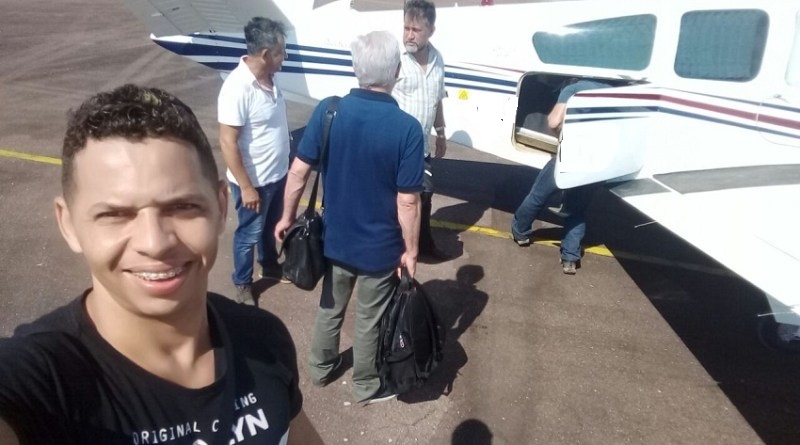 Musico Wilkjer fez selfie no aeroporto de Itaituba.
