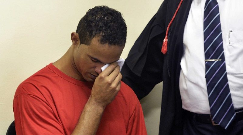Bruno Souza, former goalkeeper of Brazil's Flamengo soccer club, wipes his eye during his trial in Contagem, near Belo Horizonte, March 4, 2013. Souza is on trial on charges of the murder of his ex-girlfriend Eliza Samudio, who disappeared in 2010, a few months after giving birth to what Samudio said is Souza's child. REUTERS/Pedro Vilela (BRAZIL - Tags: SPORT SOCCER CRIME LAW TPX IMAGES OF THE DAY) - RTR3EKLZ