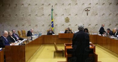Brasília - O advogado de Temer, Antônio Mariz, fala durante sessão do STF para decidir sobre suspeição do procurador-geral da República, Rodrigo Janot, para atuar nas investigações relacionadas ao presidente Michel Temer (Valter Campanato/Agência Brasil)