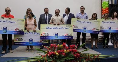 Um campeonato de game entre estudantes de escolas públicas do Estado marcou, nesta quinta-feira, 21, o lançamento do NFC, o jogo eletrônico voltado para a cidadania fiscal. O evento aconteceu no auditório da Secretaria de Estado da Fazenda (Sefa), em Belém, durante a entrega simbólica dos prêmios do 20º sorteio do Programa Nota Fiscal Cidadã. O sorteio do Programa foi realizado no último dia 14. O valor total dos 2.760 prêmios é de R$ 466,8 mil. Foram 2.621 ganhadores. O ganhador do prêmio de R$ 40 mil, Cassio Almeida Couto, declarou estar inscrito no Programa desde 2012, e que já tinha ganhado outros prêmios menores. Os outros ganhadores foram Erivaldo Coelho de Almeida e Vânia do Socorro Paixão, que ganharam R$ 20 mil; além de David Luis da Silva Oliveira e Maria Vanderli do Espírito Santos, ganhadores de R$ 10 mil. Na foto, os ganhadores dos prêmios com autoridades da Sefa durante a entrega simbólica.

FOTO: ASCOM / SEFA
DATA: 21.09.2017
BELÉM - PARÁ