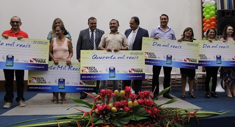 Um campeonato de game entre estudantes de escolas públicas do Estado marcou, nesta quinta-feira, 21, o lançamento do NFC, o jogo eletrônico voltado para a cidadania fiscal. O evento aconteceu no auditório da Secretaria de Estado da Fazenda (Sefa), em Belém, durante a entrega simbólica dos prêmios do 20º sorteio do Programa Nota Fiscal Cidadã. O sorteio do Programa foi realizado no último dia 14. O valor total dos 2.760 prêmios é de R$ 466,8 mil. Foram 2.621 ganhadores. O ganhador do prêmio de R$ 40 mil, Cassio Almeida Couto, declarou estar inscrito no Programa desde 2012, e que já tinha ganhado outros prêmios menores. Os outros ganhadores foram Erivaldo Coelho de Almeida e Vânia do Socorro Paixão, que ganharam R$ 20 mil; além de David Luis da Silva Oliveira e Maria Vanderli do Espírito Santos, ganhadores de R$ 10 mil. Na foto, os ganhadores dos prêmios com autoridades da Sefa durante a entrega simbólica.

FOTO: ASCOM / SEFA
DATA: 21.09.2017
BELÉM - PARÁ