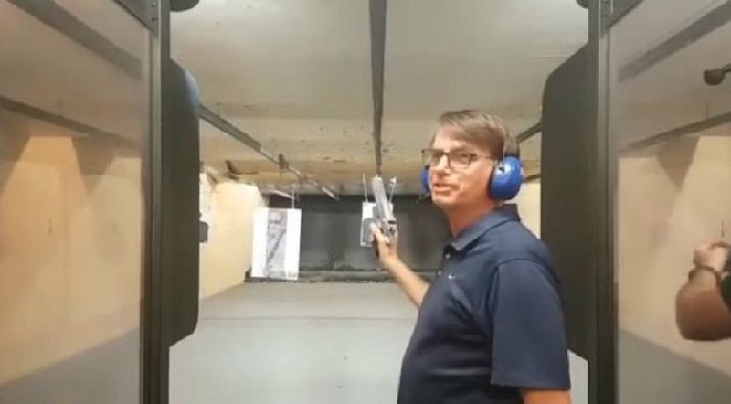 parlamentar-fez-declaracao-de-dentro-de-uma-cabine-de-tiros-nos-estados-