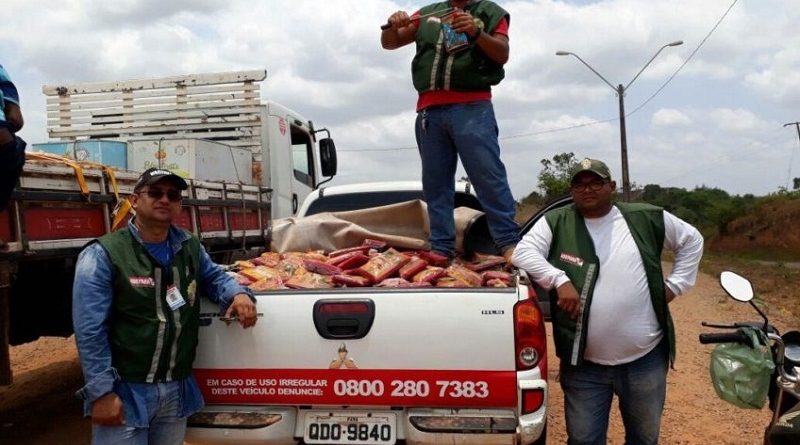 Uma equipe da Agência de Defesa Agropecuária do Pará (Adepará), da regional de Tucuruí, apreendeu na tarde desta terça-feira (3), no município de Novo Repartimento, 1.286 kg de polpas de frutas (foto) que estavam transitando de forma ilegal no município. Segundo os técnicos da agência, não havia registro e nem acondicionamento correto do produto. Após a apreensão, a carga foi destruída no local.
FOTO: ASCOM / ADEPARÁ
DATA: 03.10.2017
NOVO REPARTIMENTO - PARÁ