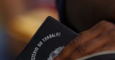 xdesemprego-carteira-de-trabalho-67272978_ri-rio-de-janeiro-rj-26-04-2017-crise-no-estado-do-rio-de-janeiro-atinge-cidades-que-seriam