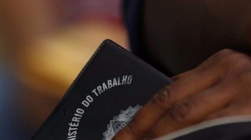 xdesemprego-carteira-de-trabalho-67272978_ri-rio-de-janeiro-rj-26-04-2017-crise-no-estado-do-rio-de-janeiro-atinge-cidades-que-seriam