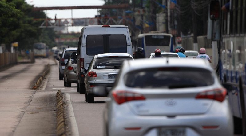 Os proprietários de veículos com placas de finais 00, 10, 20 e 30 que ainda não regularizaram o licenciamento de 2016 têm até esta sexta-feira (18) para evitar o pagamento de multa. Na foto, movimentação de veículos na avenida Almirante Barroso.
FOTO: CRISTINO MARTINS / ARQUIVO AG. PARÁ
DATA: 17.11.2016
BELÉM - PARÁ