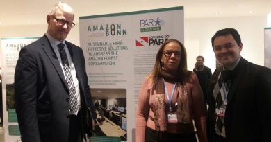 A Secretaria de Estado de Meio Ambiente e Sustentabilidade (Semas) apresentou na Feira de Resultados, que é realizada de forma simultânea aos eventos da Convenção-Quadro das Nações Unidas sore Mudanças do Clima – COP 23, realizada em Bonn, na Alemanha, as políticas públicas ambientais e de desenvolvimento sustentável dos estados da Amazônia Legal. Uma das ferramentas demonstradas pelo estado do Pará dentro do objetivo de cooperação internacional para a proteção das florestas, enfrentamento às mudanças do clima e promoção do desenvolvimento sustentável na Amazônia, foi o Centro Integrado de Monitoramento Ambiental (Cimam). A exposição retratou o investimento em tecnologia da informação e produção de conhecimento para assegurar ações efetivas de desenvolvimento sustentável do território. Na foto (esq/dir), embaixador da Noruega no Brasil, Nils Martin Gunneng, a diretoria da Semas, Maria Gertudres e o secretário adjunto Thales Belo. 

FOTO: ASCOM / SEMAS
DATA: 15.11.2017
BELÉM - PARÁ