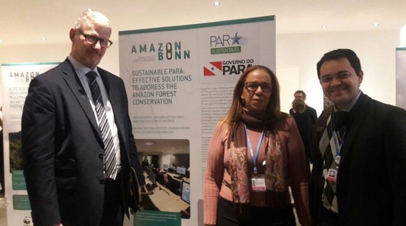 A Secretaria de Estado de Meio Ambiente e Sustentabilidade (Semas) apresentou na Feira de Resultados, que é realizada de forma simultânea aos eventos da Convenção-Quadro das Nações Unidas sore Mudanças do Clima – COP 23, realizada em Bonn, na Alemanha, as políticas públicas ambientais e de desenvolvimento sustentável dos estados da Amazônia Legal. Uma das ferramentas demonstradas pelo estado do Pará dentro do objetivo de cooperação internacional para a proteção das florestas, enfrentamento às mudanças do clima e promoção do desenvolvimento sustentável na Amazônia, foi o Centro Integrado de Monitoramento Ambiental (Cimam). A exposição retratou o investimento em tecnologia da informação e produção de conhecimento para assegurar ações efetivas de desenvolvimento sustentável do território. Na foto (esq/dir), embaixador da Noruega no Brasil, Nils Martin Gunneng, a diretoria da Semas, Maria Gertudres e o secretário adjunto Thales Belo. 

FOTO: ASCOM / SEMAS
DATA: 15.11.2017
BELÉM - PARÁ