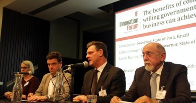 Os governos do Pará e de Mato Grosso estiveram juntos, na tarde desta quarta-feira (15), em dois eventos realizados em Londres, no Reino Unido, para apresentar os esforços que vêm sendo feitos para derrubar o desmatamento e fortalecer cadeias produtivas com base sustentável, demonstrando assim o potencial de investimento nos dois estados. As reuniões registraram presença de mais de 100 especialistas, investidores, presidentes de instituições financeiras e de fundos de financiamento de projetos sustentáveis, além de representantes de empresas globais da cadeia de abastecimento alimentar e que querem apoiar projetos voltados para o incremento da sustentabilidade na Amazônia. O embaixador do Brasil no Reino Unido, Eduardo dos Santos, acompanhou os encontros, assim como o vice-governador de Mato Grosso, Carlos Henrique Fávaro, que também participou dos debates.

FOTO: DANIEL NARDIN / SECOM
DATA: 15.11.2017
LONDRES - REINO UNIDO