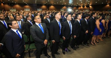 O governador Simão Jatene participou, no Hangar, da formatura de 474 policiais civis. São investigadores, escrivães e papiloscopistas aprovados no concurso da Polícia Civil, realizado no ano passado, e que concluiram os quatro meses do curso de formação.

FOTO: MACIO FERREIRA / AG. PARÁ
DATA: 10.12.2017
BELÉM - PARÁ