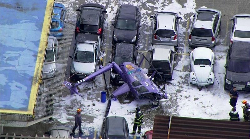 Helicóptero próximo a carros em São Paulo (Foto: Reprodução/TV Globo)