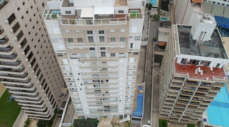 Foto de 17 de janeiro de 2018 mostra o prédio de luxo Solaris, onde está localizado o triplex do caso do julgamento de Lula, na praia de Astúrias, em Guarujá, a cerca de 90 km de São Paulo (Foto: Andre Penner/AP)