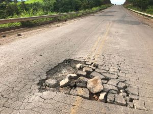 Tapa Buraco da Fratello Engenharia BR 163(Foto Arquivo Jornal Folha do Progresso)