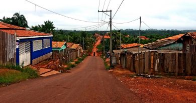 Parte de rua asfaltada na baixada do Bairro Portelinha em Tomé-Açu