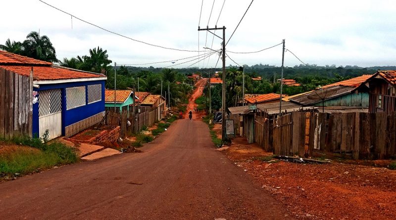 Parte de rua asfaltada na baixada do Bairro Portelinha em Tomé-Açu