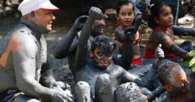 Lama do mangue da cidade de Curuçá (PA) é o abadá do bloco, neste domingo de carnaval. (Foto: Tarso Sarraf / O Liberal)