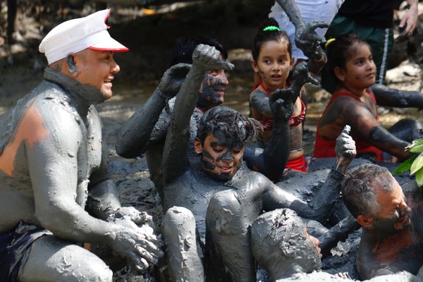 Lama do mangue da cidade de Curuçá (PA) é o abadá do bloco, neste domingo de carnaval. (Foto: Tarso Sarraf / O Liberal)